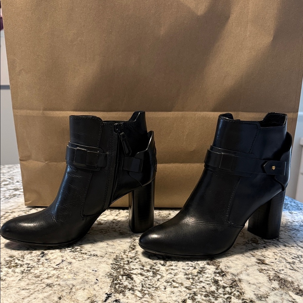 Elegant Black Ankle Boots - Picture 2 of 7